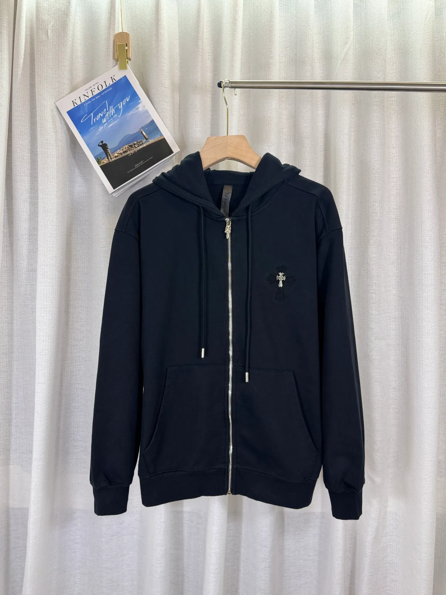 P350 top version, real shot without P, ​​different from market currency) 𝗖𝗵𝗿𝗼𝗺𝗲 𝗛𝗲𝗮𝗿𝘁𝘀/Cro Heart 2025 Washed Burnt Patches Embroidered Autumn and Winter New Original Counter American Laser Burnt 3D Couple Casual Cardigan Sweatshirt 👑The highest version! Customized fabric 480g tripe terry fabric! American acid-washed and distressed original fabric, laser burning + patch embroidery, exquisite embroidery of letters! The best-selling model in the counter, very comfortable to wear. Accessories: original molded and authenticated collar label➕100% silk wash label. Genuine purchase-grade original hangtag➕matching hanging rope➕3D hanging beads➕original packaging bag. Craftsmanship: The original version has consistent wiring! The highest version of the armhole matching technique! Color: Beige Black Size: S M L XL Style No.: 25-320
